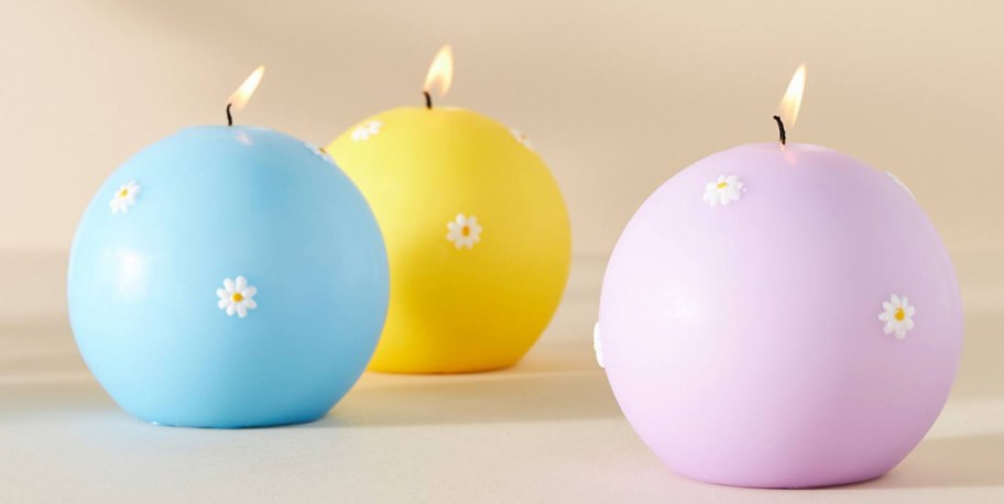 daisy colored candles lit up