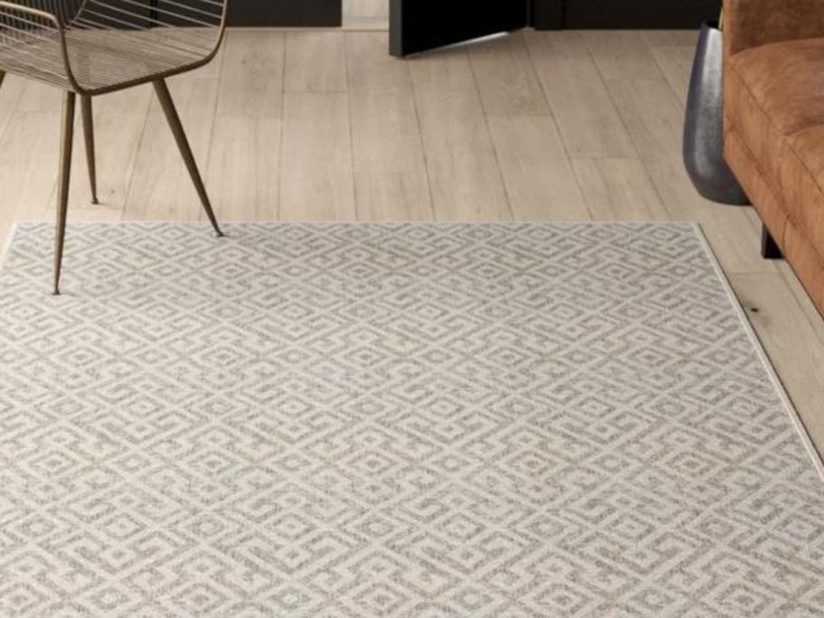 Mercer41 Caleigha Flatweave 5'3" x 7'6" Geometric Rug in living room