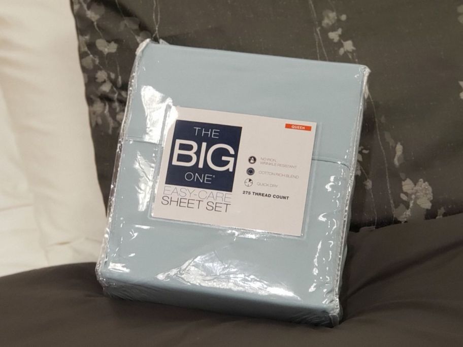 The Big One Easy Care 275 Thread Count Sheet Set stock image