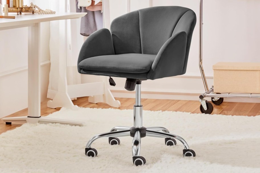 grey swivel office chair
