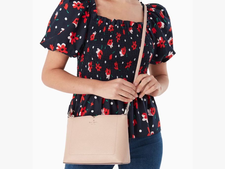 woman wearing the Kate Spade Harlow Crossbody