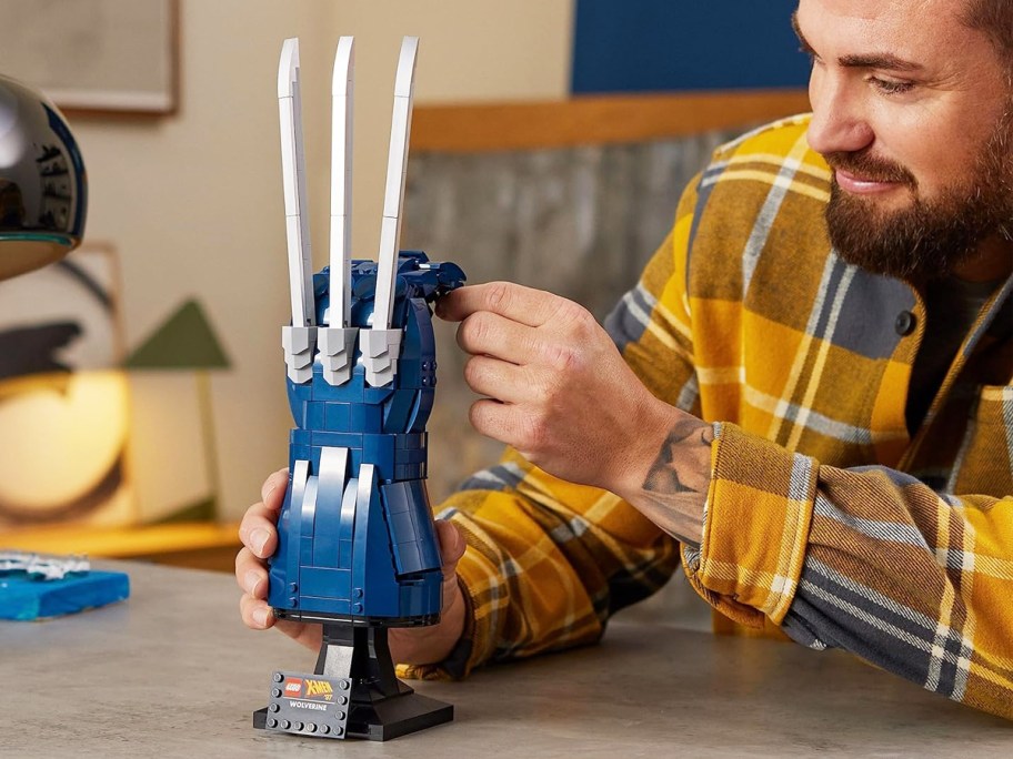 man building LEGO Marvel Super Heroes Wolverine Adamantium Claw