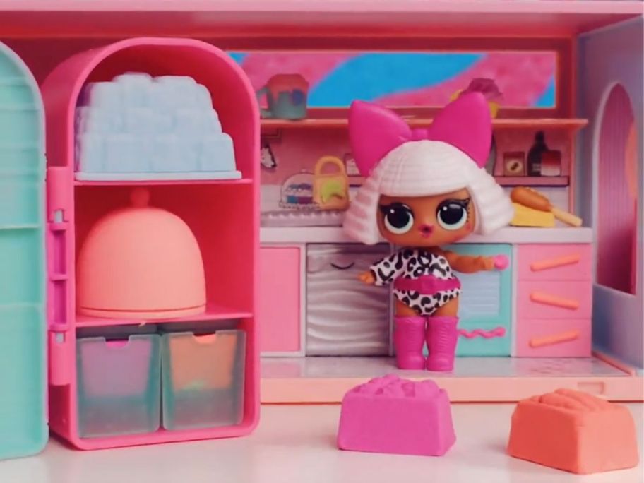 LOL Surprise Squish Sand Magic House Playset w/ Collectible Doll