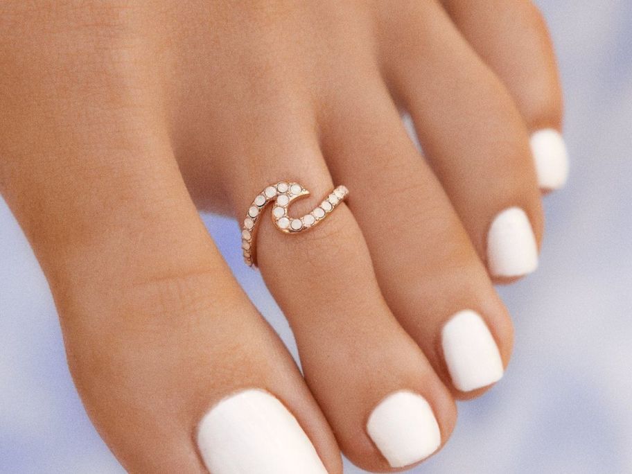 Pura Vida Rose Gold Stone Wave Toe Ring on toe