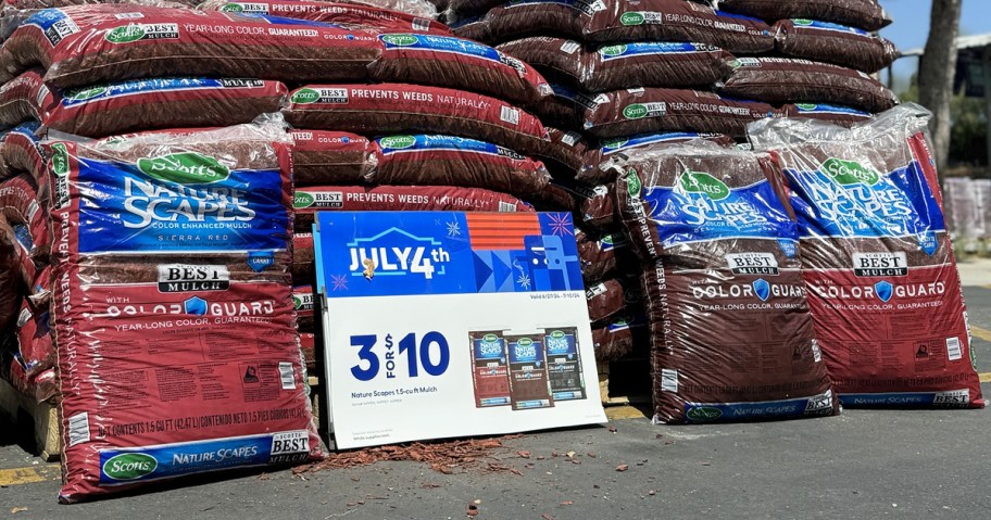 Scotts Nature Scapes Mulch stacked in front of Lowe's store with 4th of July sale sign