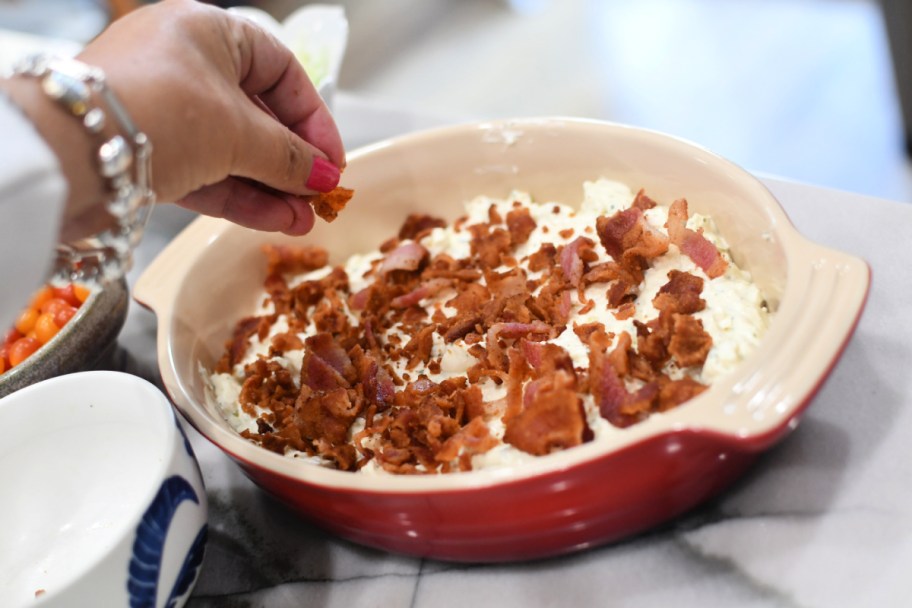 adding-bacon-to-blt-dip-1 سيحب عشاق لحم الخنزير المقدد هذا الغمس الكريمي BLT!