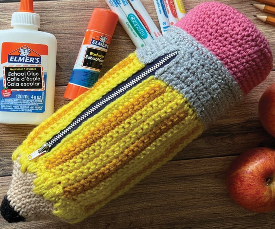craftsy crochet pencil holder surrounded by school supplies