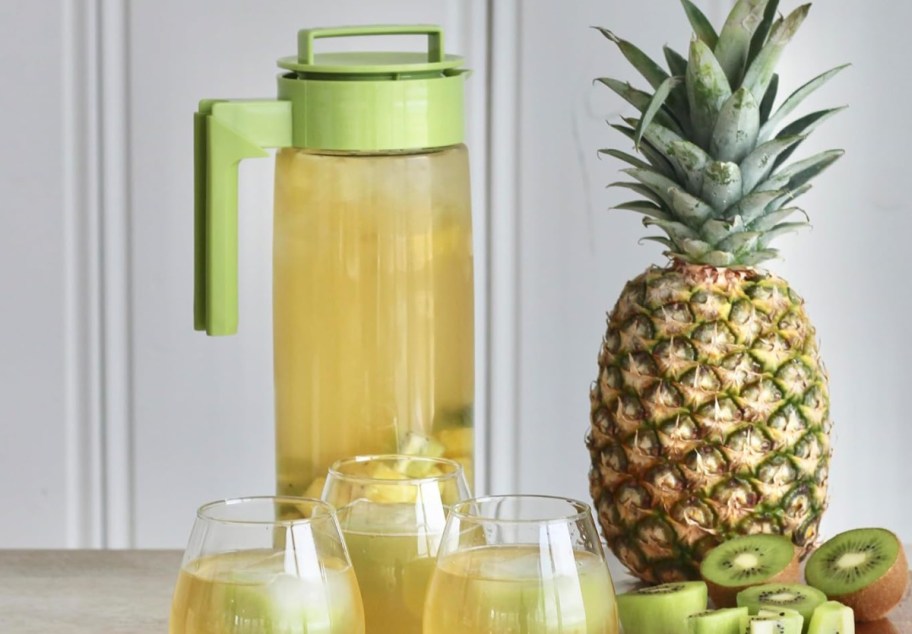 green-pitchen-with-fruit-and-cup-around-it Takeya Airtight Pitcher فقط 11.89 دولارًا على Amazon (Reg. 20 دولارًا)