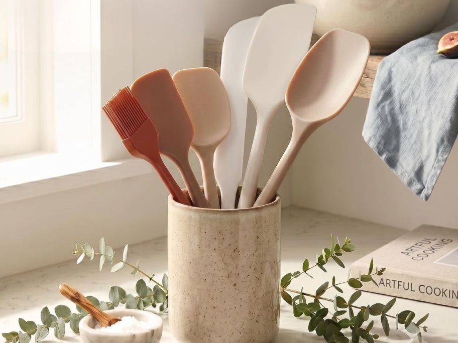6 piece spatula set on top of the table