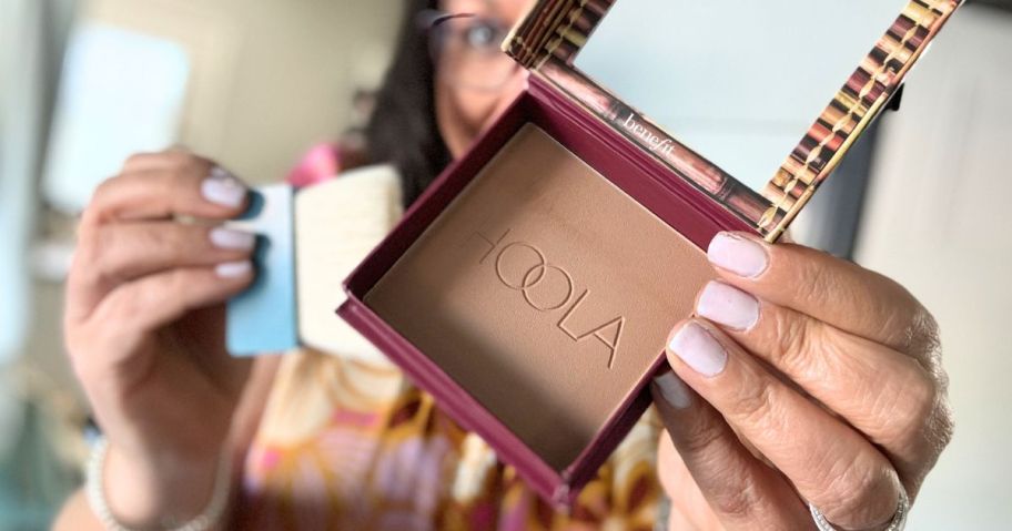 lina holding Benefit Hoola Jumbo Matte Powder Bronzer