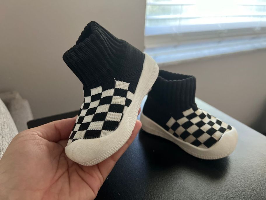 Eashi Baby Non-Skid Walking Shoes in Black and White