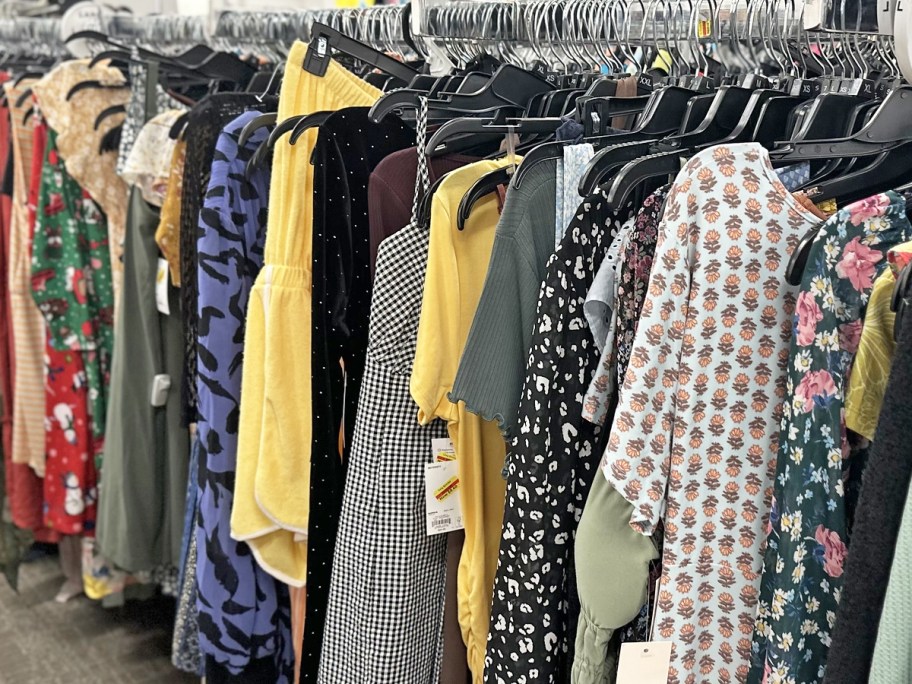 rack of women's dresses on clearance at kohl's