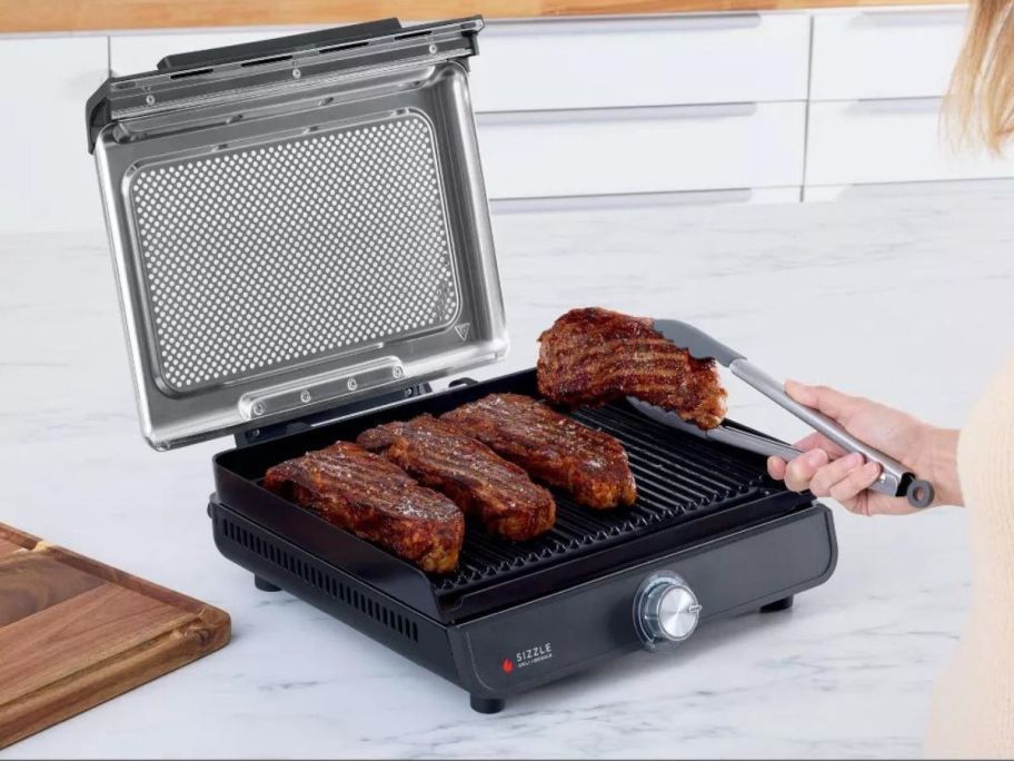 Ninja-Sizzle-Smokeless-Indoor-Grill-and-Griddle-w-steak Ninja Smokeless Indoor Grill من 59.99 دولارًا على موقع HSN.com (140 دولارًا بشكل منتظم)