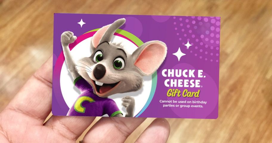 hand holding chuck e cheese gift card