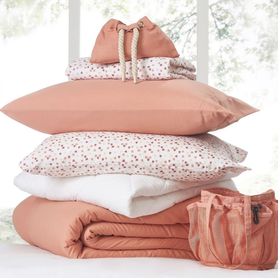 dorm-in-bag-bundle-peach خصم يصل إلى 75% على أساسيات غرفة النوم JCPenney |  مجموعة المسكن في حقيبة تبدأ من 44.99 دولارًا (160 دولارًا قياسيًا)