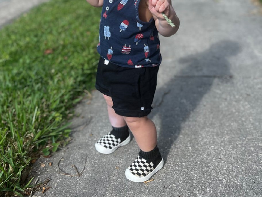 toddler wearing black and white checkered eashi baby walking shoes