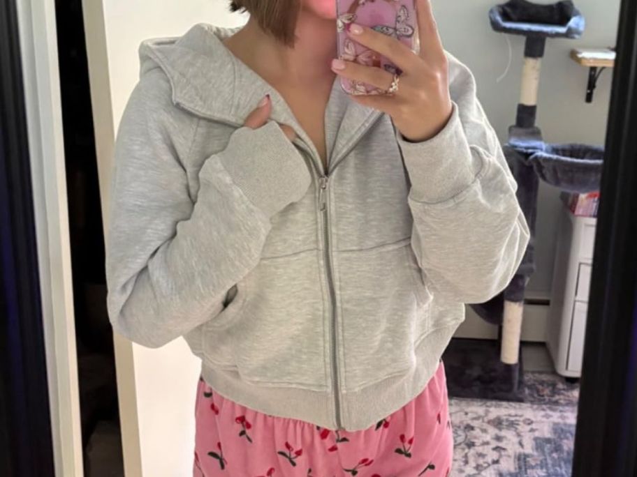 girl wearing AUTOMET Women's Zip-Up Fleece Hoodie taking selfie