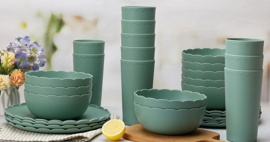 Mainstays 30-Piece Plastic Scalloped Pattern Dinnerware Bundle Set in Green