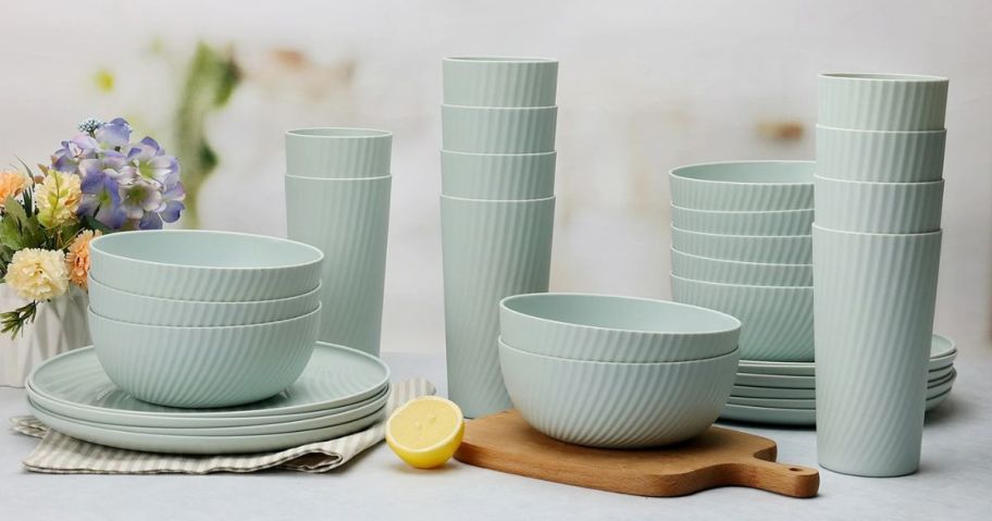 Mainstays 30-Piece Plastic Swirl Pattern Dinnerware Bundle Set in Green