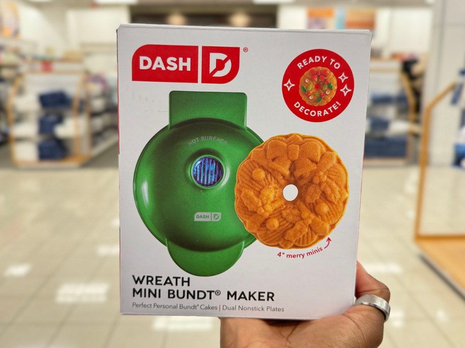 Hand holding dash mini wreath maker 