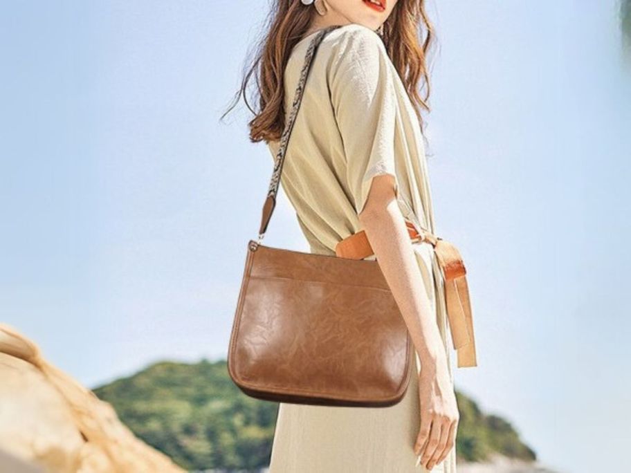 woman wearing Neyway Crossbody Bag