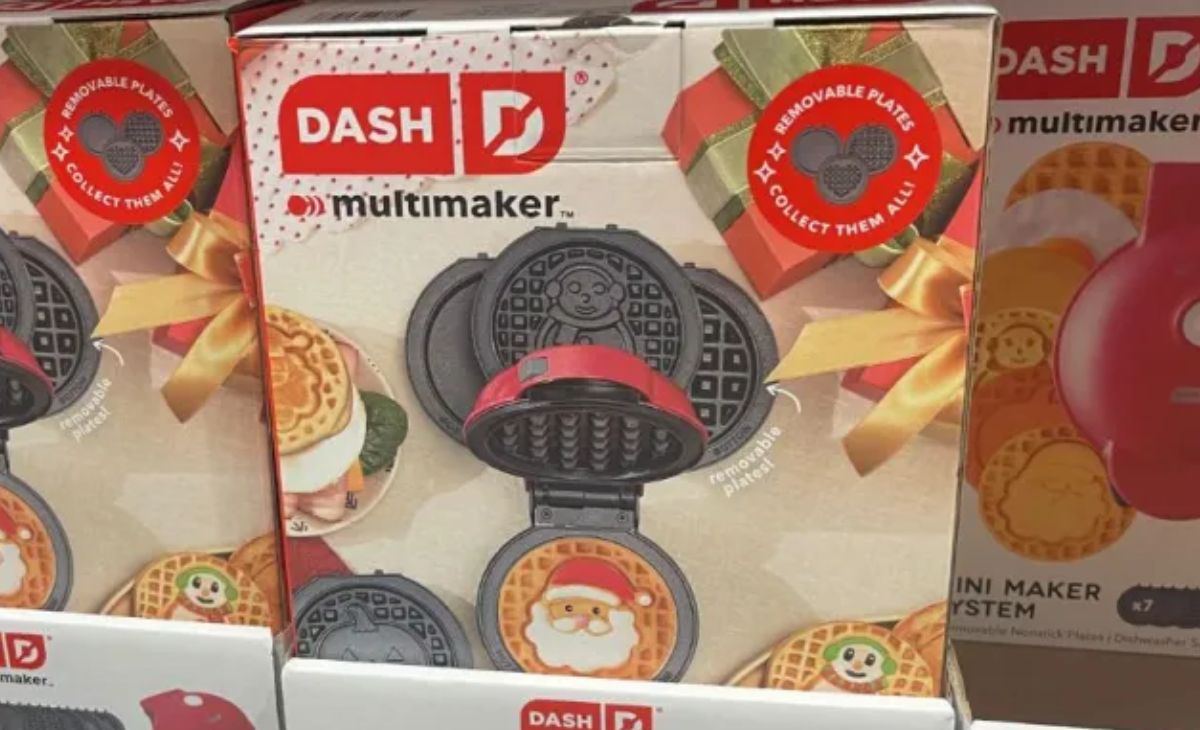 RUN! Dash MultiMaker Holiday Set from $13.99 on Kohls.com | Has 7 Changeable Plates!