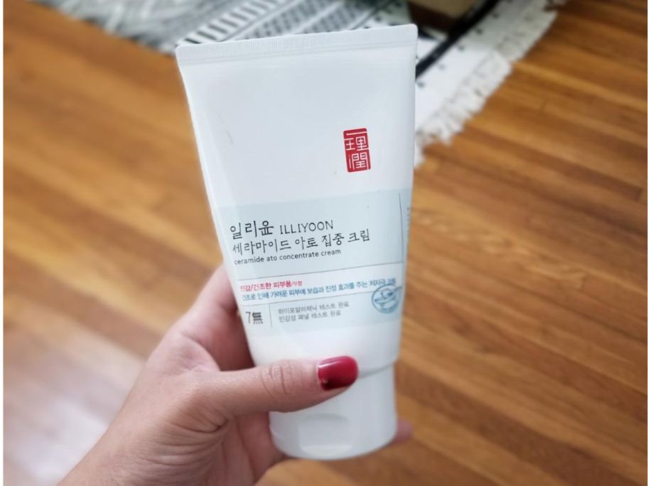 hand-holding-hydrating-face-cream.