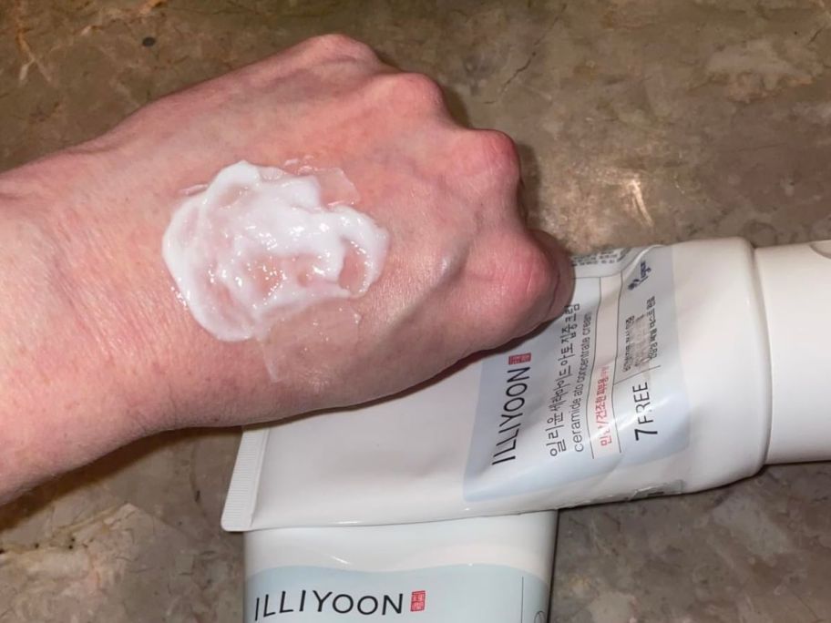 hand showing the consistance of the face cream