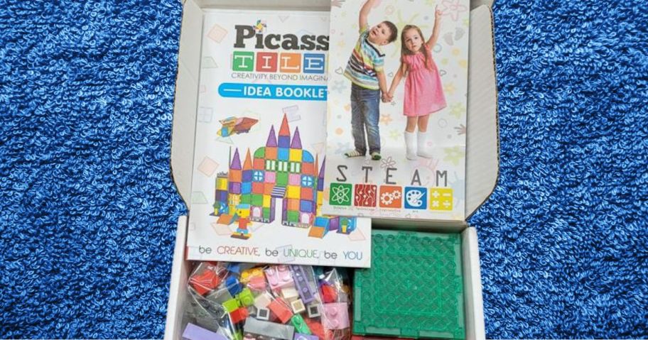 PicassoTiles 259-Piece Building Block Combo Set on blue carpet