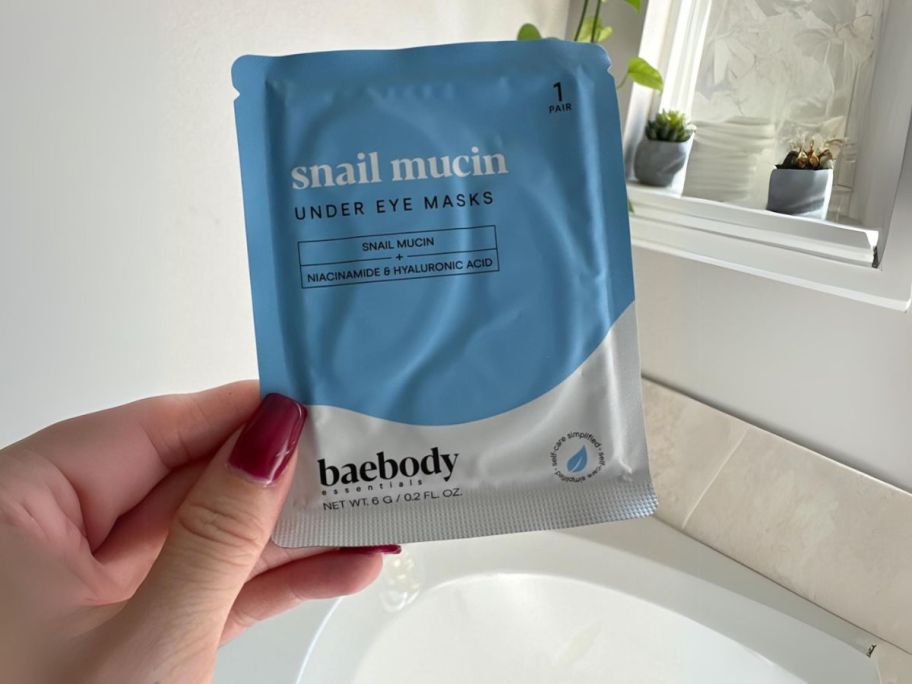 hand holding Baebody Advanced Snail Mucin Under Eye Mask