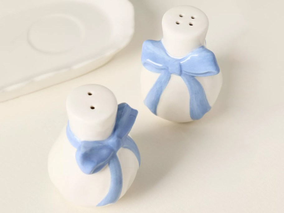 Benedita Stoneware Bow Salt & Pepper Shakers
