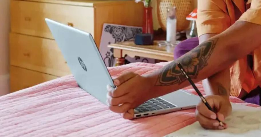 Teen girl using an HP Laptop