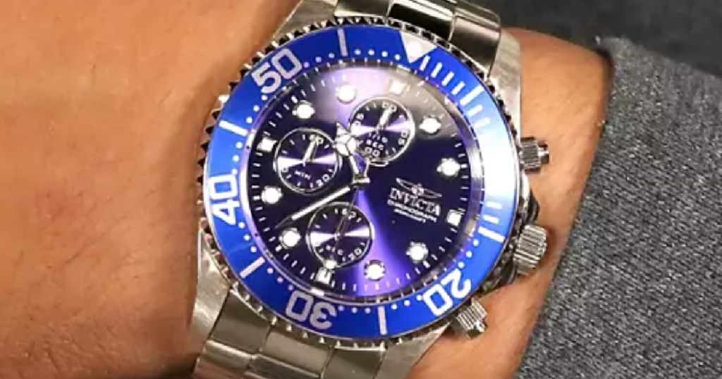 Man wearing the Invicta Men's Pro Diver Watch