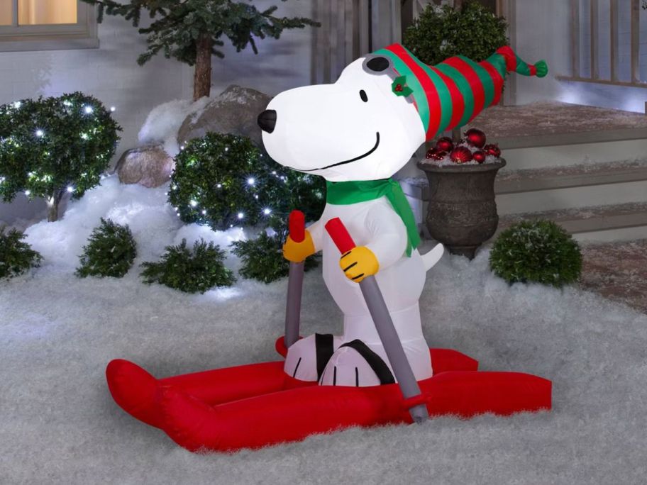 Peanuts Snoopy on Skis in the snow