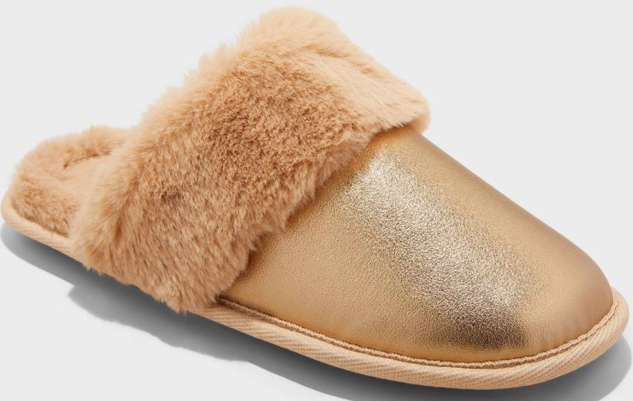 a womans metallic scuff slipper with faux fur cuff