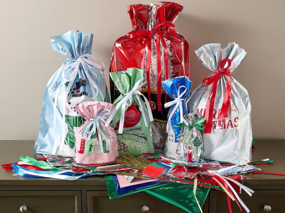 Kringle Express Gift Bags & Tags 100-Piece Set