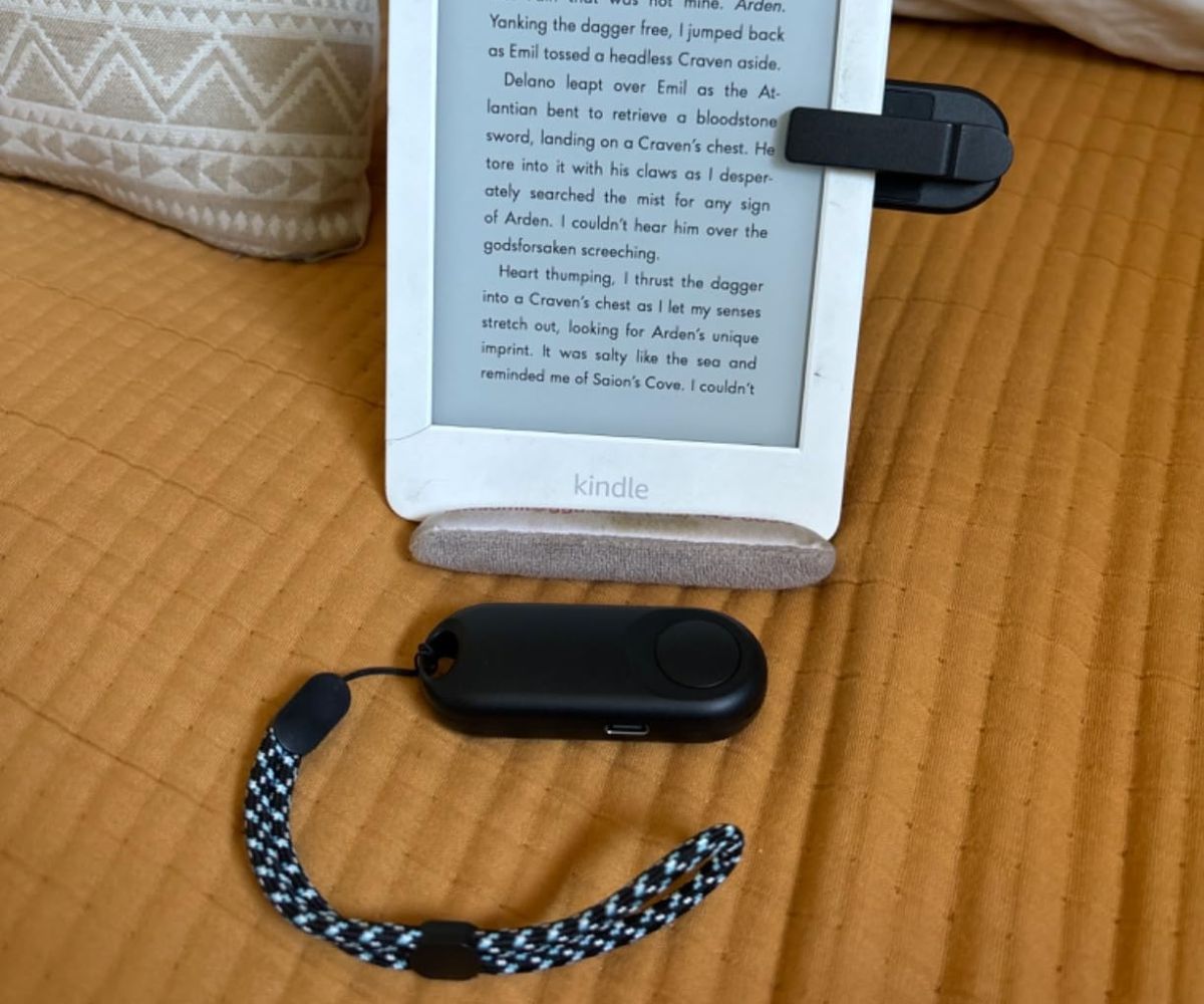 E-Reader Remote Page Turner Just $5.99 on Amazon (Regularly $20) – Lightning Deal!