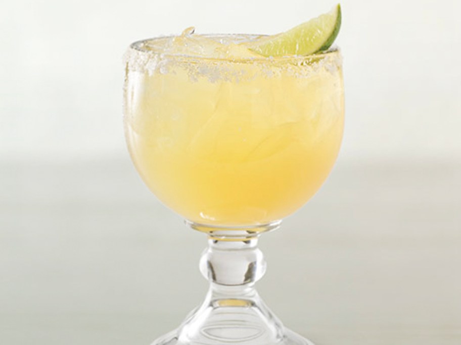 margarita with lime on table