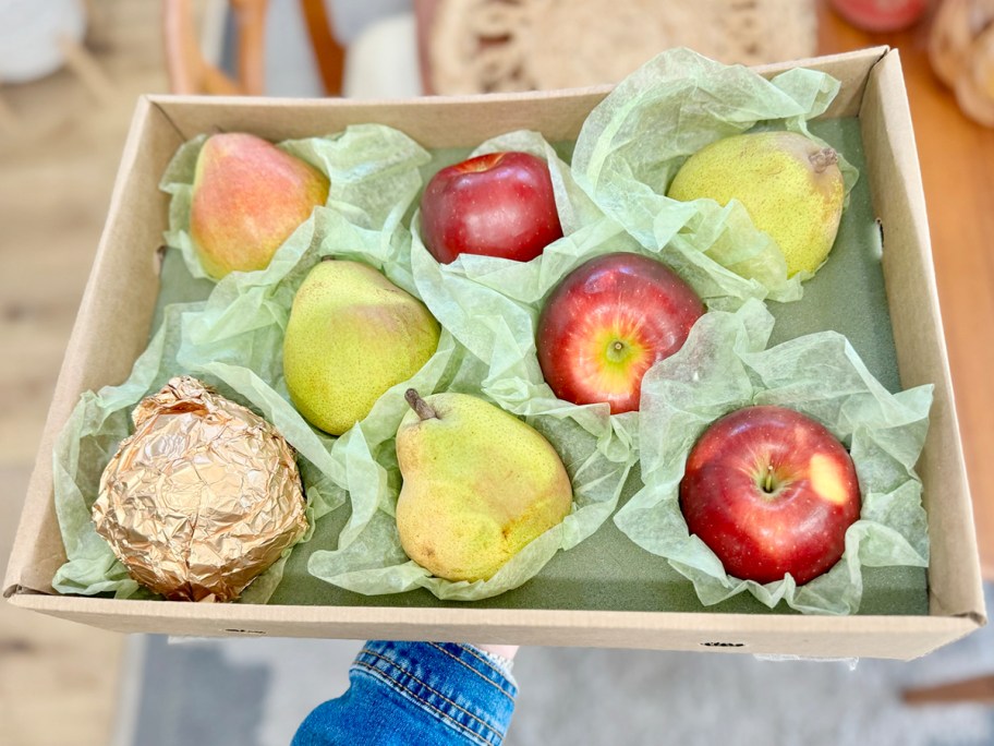 box of pears and apples