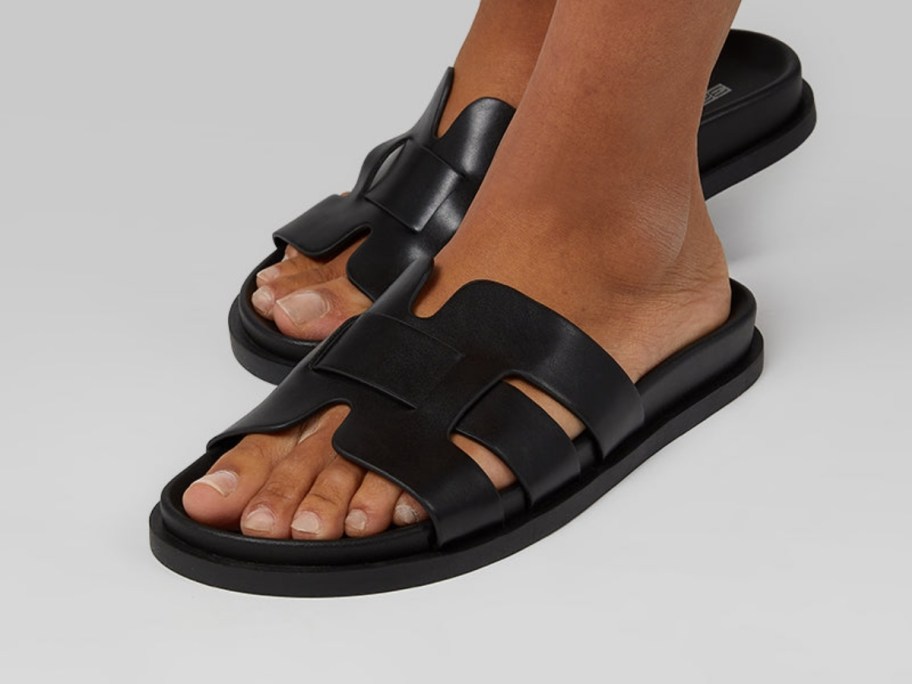 woman wearing 32 degrees h band footbed sandals in black
