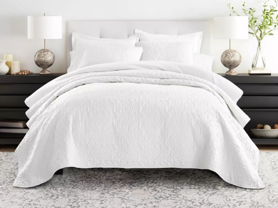 ienjoy Home Floral Stitch Lightweight Quilt Set on bed