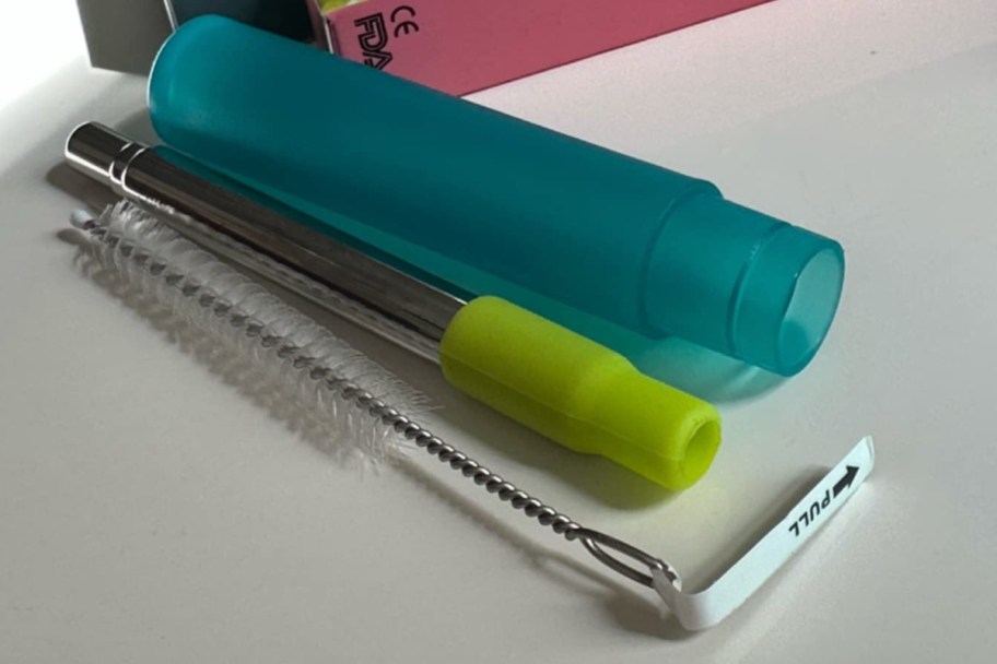 stainless steel reusable straw with green top and teal case