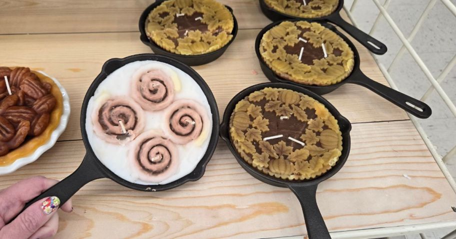 candles that look like cinnamon rolls in a skillet