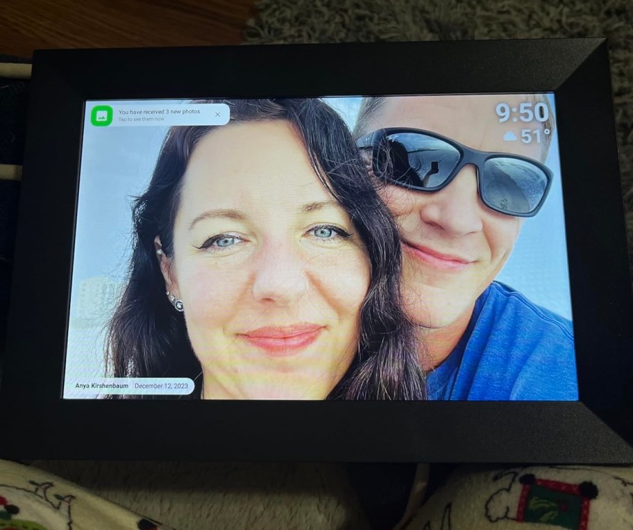couple on digital picture frame 