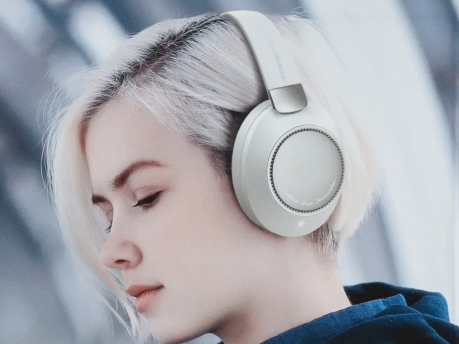 pesron wearing white headphones 