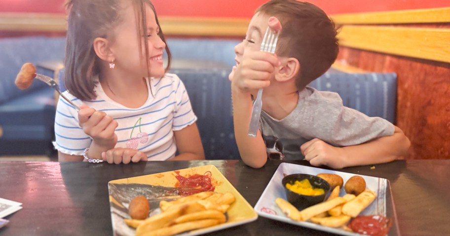 kids eating at Red Robin