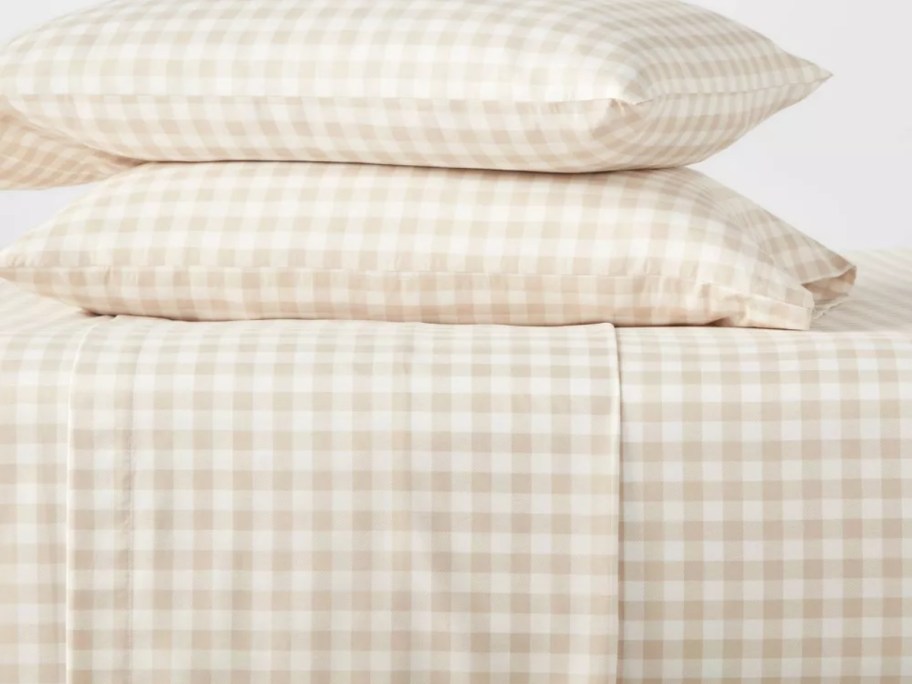 tan checkered sheets and pillows in matching pillowcases