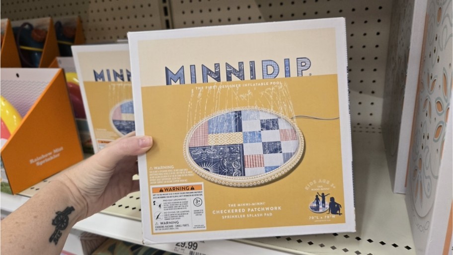 a hand holding a minnidip splash pad