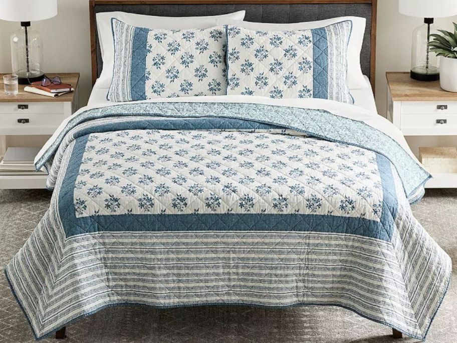 A bed with a Sonoma Goods For Life Perth Border Quilt