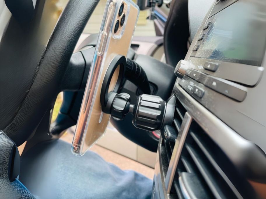 mount holding phone in car vent